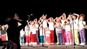 УЧИМ 3-х ЛЕТНИХ МАЛЫШЕЙ ВЫСТУПАТЬ НА БОЛЬШОЙ СЦЕНЕ с группой поддержки. «СИНИЙ ТРАКТОР"