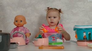 КАТЯ ГОТОВИТ ДЛЯ КУКЛЫ ЕДУ! НАБОР ПОСУДЫ И ПРОДУКТОВ. катюлик