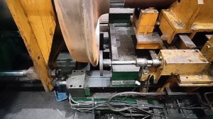 Процесс запрессовки колес железнодорожного вагона на ось.