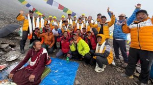 Команда экспедиции Клуба 8000 на Манаслу приняла благословения на пудже и выходит на вторую ротацию