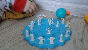 играем в детскую настольную игру