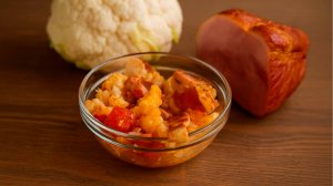 Дуэт невиданной сочности на сковороде: цветная капуста и помидор.