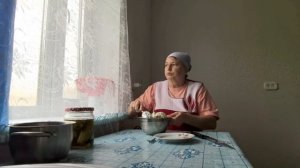 Сделала салат, и пошла на преступление... против сорняков.