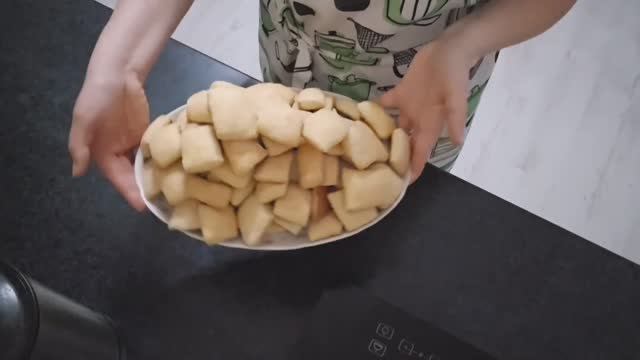 Быстрое печенье на кефире, очень вкусно и просто.