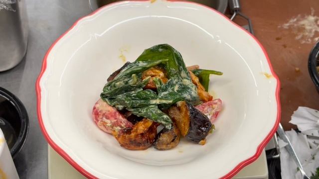 Салат с хрустящим баклажаном, цыпленком и кунжут.соусом