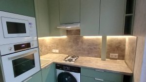 Небольшая кухня, в которой поместилось всё что надо. В одной колонне разместились посудомойка, духов