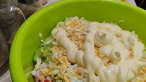заправляю крабовый салат майонезом