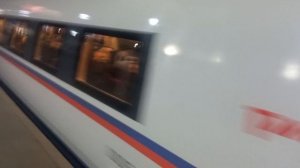 скоростной поезд "сапсан" отправляется от "ленинградского вокзала"