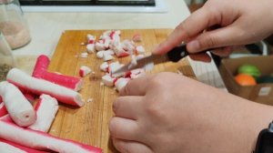 готовлю крабовые палочки на салат