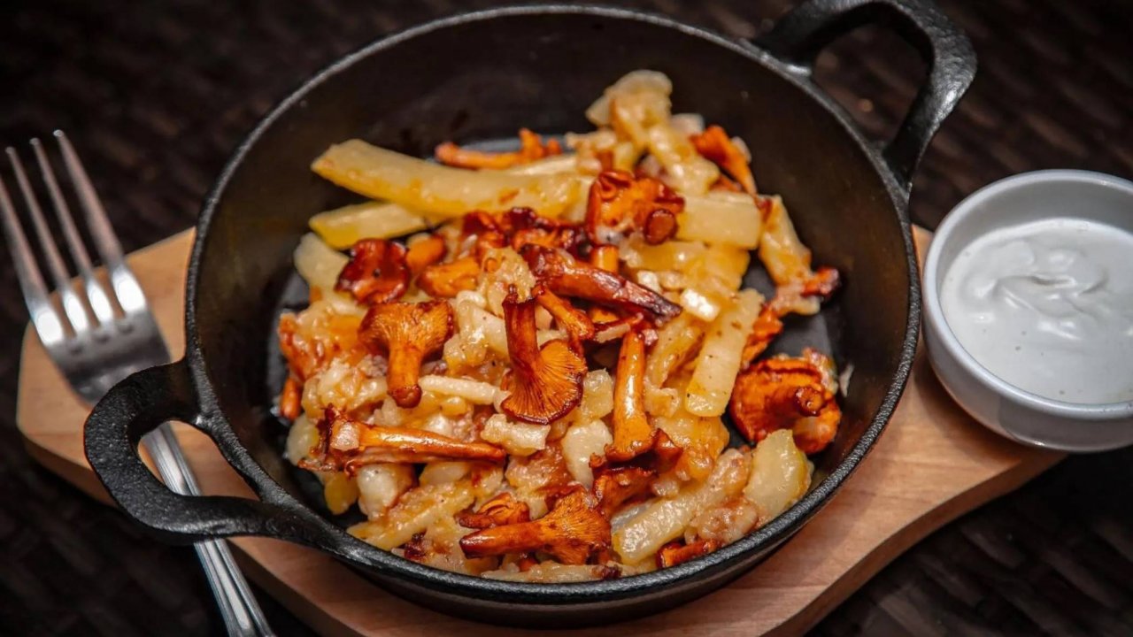 Жареный картофель с лисичками