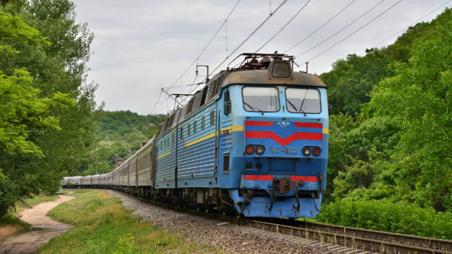 CHS7 arrives at Kiev Pass station