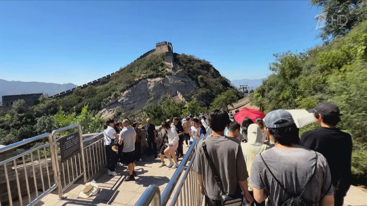 В Пекине встретили путешественников из России, которые первыми въехали без визы в Китай