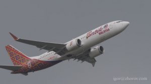 Боинг 737 MAX авиакомпании Batik Air Malaysia взлетает из аэропорта Куала Лумпура.