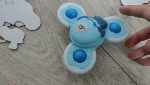 крутим спиннер для малышей в форме рыбки