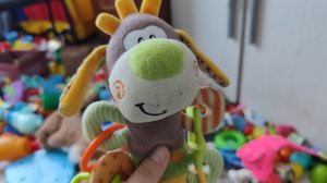 играем в весёлую игрушку погремушку собачку для малышей