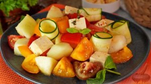 Салат с сюрпризом. САЛАТ ИЗ ДЫНИ, ОВОЩЕЙ И МАРИНОВАННОЙ БРЫНЗЫ