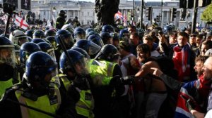 Стармер: нападения на полицию на акциях против мигрантов в Британии неприемлемы