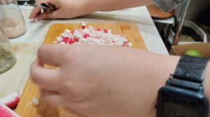 готовлю крабовый салат в деревне