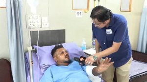 Единственный выживший при крушении самолета в Индии боится лететь домой