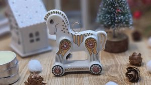 Ёлочная игрушка "Лошадка – качалка с орнаментом", гжельский фарфор