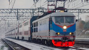 Поездка в салоне поезда. Затем поездка в кабине легенды чс200-009. В конце отправление со станции.