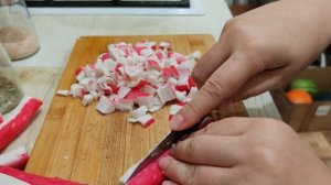 нарезаю красиво крабовые палочки на салат