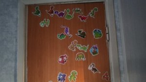 украсили дверь наклейками с динозавриками в деревне