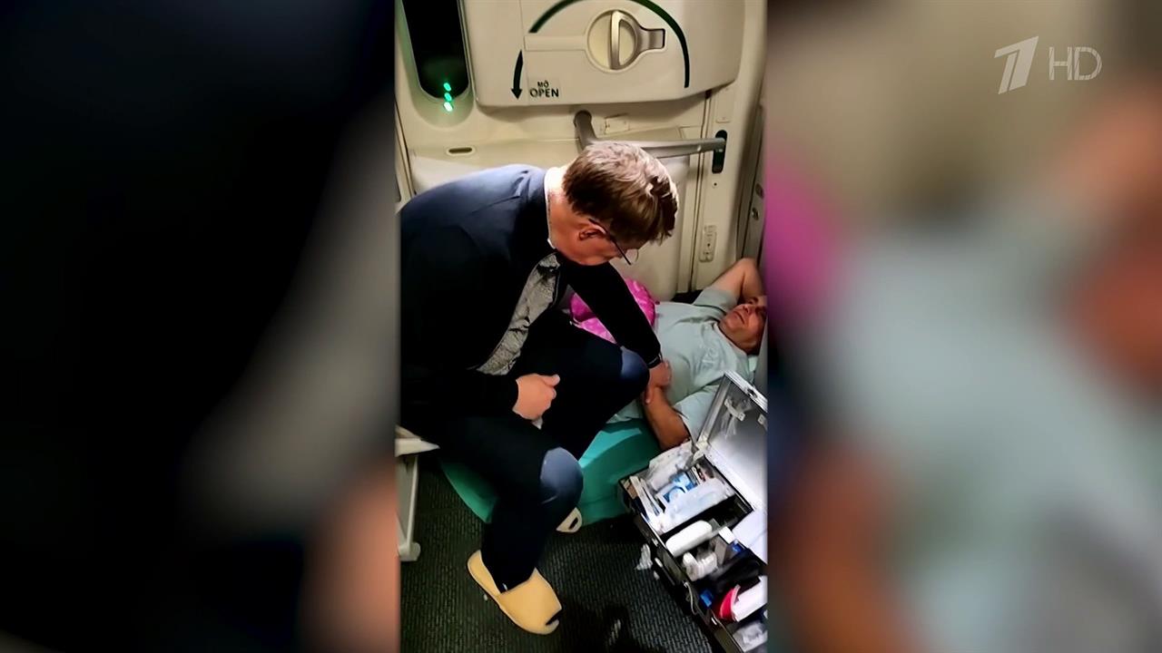 Глава Минздрава Михаил Мурашко спас пассажира самолета рейса Москва - Ханой