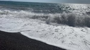 Пляж в поселке Солнечногорском в сентябре, район Алушты