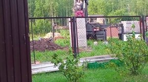 Копка и установка колец для колодца на даче...