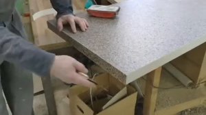 Оклейка торца кухонной столешницы кромкой