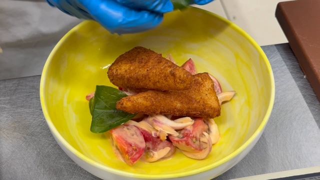 Салат с томатами и треугольниками сулугуни