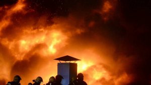 Мощный пожар охватил торговые павильоны на 2,2 тысячах "квадратах" в Иркутске