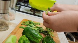очищаю огурцы от кожицы для крабового салата