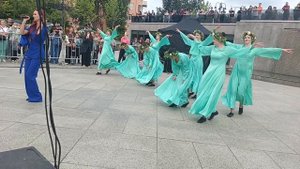 Алиса Трифонова и хореографический ансамбль "Калинка".