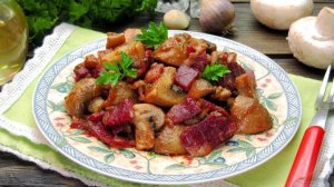 И гарнир, и закуска. ШАМПИНЬОНЫ, ЖАРЕННЫЕ С БЕКОНОМ И ЧЕСНОКОМ