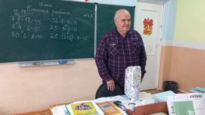 2а 3я школа г азнакаево вручение Аделю кружку за участие в мемориале Победа 80