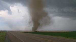 Торнадо близ Диксона (Южная Дакота, США, около часа назад).