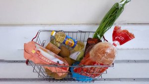 "Коммерсант": ассортимент товаров в российских продуктовых магазинах сокращается