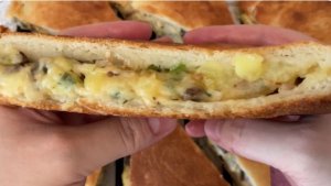 Домашний пирог с картофелем,сыром и грибами