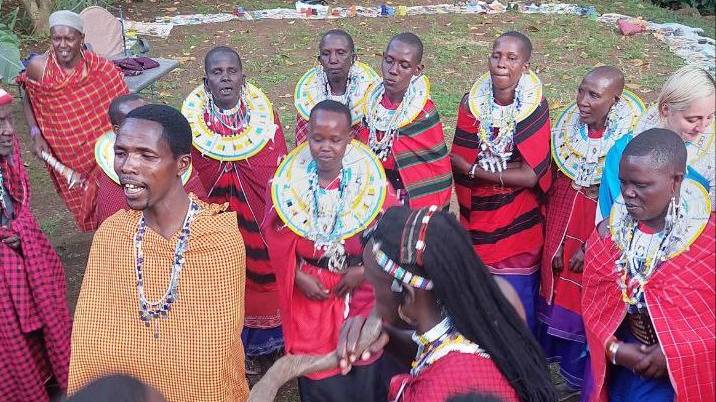 Новая группа Клуба 7 Вершин на Килиманджаро  знакомится с местными традициями на Масаи-шоу