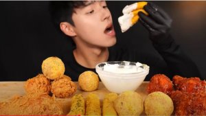 🔥🍲 Мукбанг и Mukbang : КРАСИВЫЙ ЮНОША и ХРУСТЯЩАЯ КУРОЧКА! Курица, сырные палочки, сырные шарики