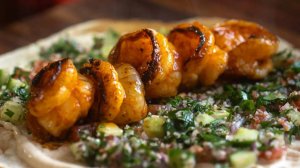 Креветки в лаваше: Рецепт с хариссой и медом