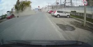 Видео ДТП из Полевского, где пьяный водитель Лансера вылетел под встречный автомобиль.