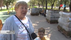 Подрядная организация завершает укладку газона в сквере на севере Волгограда