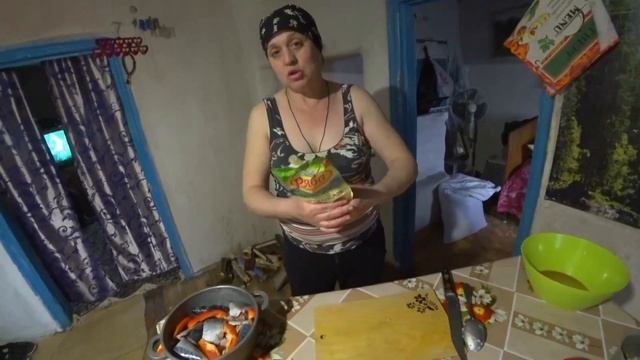 Жизнь в деревне. Скумбрия с зеленью и майонезом. Приготовленная в казане на печи.