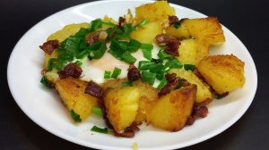 Яичница с беконом и картошкой, простая и вкусная еда