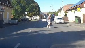 Veszélyesen közlekedő! Még gyalogosan is! Csak métereken múlott!