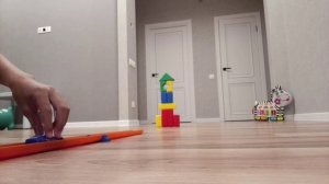 Разбиваем башенки из кубиков машинками. Занимательно для малышей.