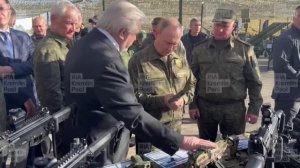 Путин в камуфляже взял в руки пистолет и зарядил обойму.